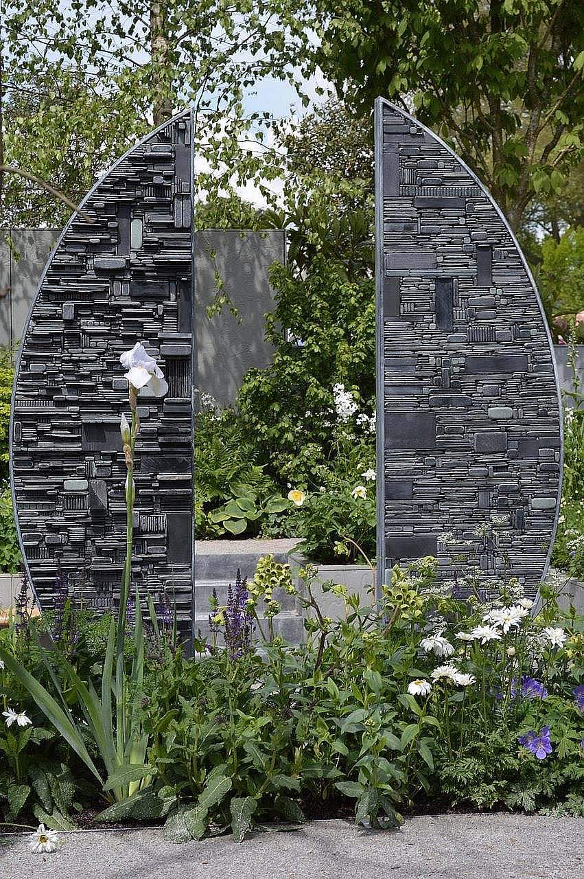 Small garden design. Walls separate spaces